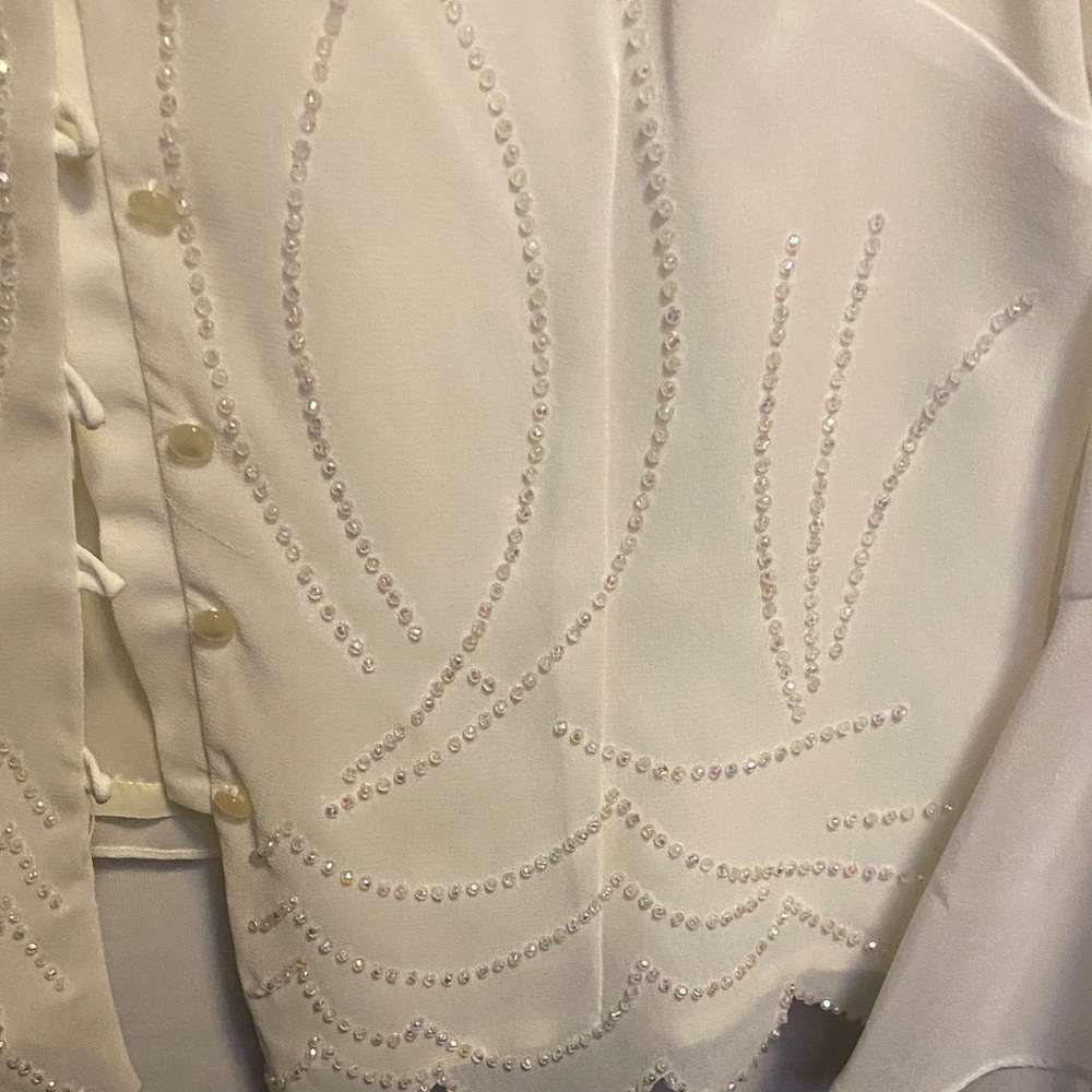 Elegant Cream Blouse with Delicate Detailing - Picture 3 of 7